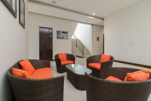 Ruang duduk di Avalon Karawaci Mitra RedDoorz