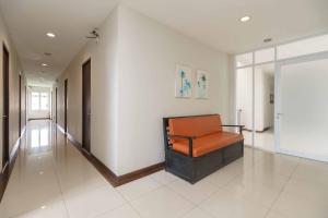 Ruang duduk di Avalon Karawaci Mitra RedDoorz