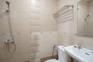 Bilik mandi di Avalon Karawaci Mitra RedDoorz