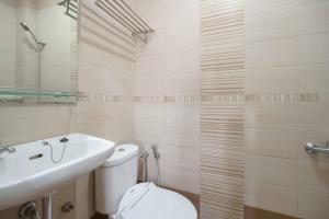 Bilik mandi di Avalon Karawaci Mitra RedDoorz