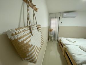 um quarto com duas camas e uma rede de descanso suspensa em צימר עלמא em Yeroẖam