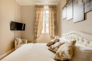 a bedroom with a large white bed and a window at Duomo Luxury Home with view in Florence