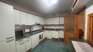 Kuchyň nebo kuchyňský kout v ubytování El Capricho de Cangas 2H - WiFi - Garaje - Hidromasaje - VUT-3001-AS