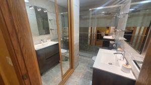 Koupelna v ubytování El Capricho de Cangas 2H - WiFi - Garaje - Hidromasaje - VUT-3001-AS
