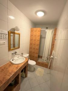 uma casa de banho com um lavatório, um WC e um chuveiro em Gościniec Jantar em Giżycko