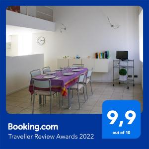 una sala da pranzo con tavolo e sedie viola di Casa Nicky ad Abano Terme