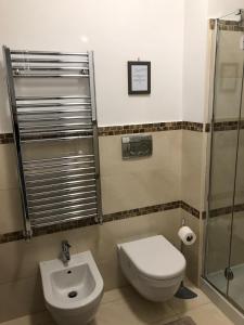 Ett badrum på Suite 999