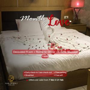 een poster van een bed met een bord dat de maand van de liefde leest bij Pearl of Beirut Hotel & Spa in Beiroet