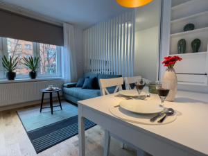 Sala de estar con mesa y 2 copas de vino en URBAN APARTMENTS Studio No 4A, FREE PRIVATE PARKING, Self CHECK-IN, en Chorzów
