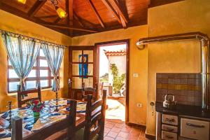 A kitchen or kitchenette at Finca La Hoya, El Tanque