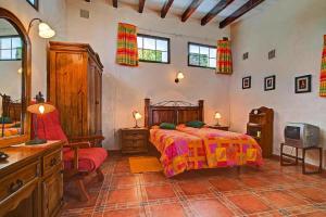 A bed or beds in a room at Finca La Hoya, El Tanque