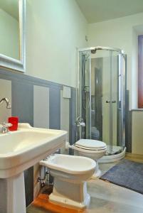 a bathroom with a toilet and a sink and a shower at Agriturismo Giugnano Poggio del Sole, Lamporecchio in Lamporecchio