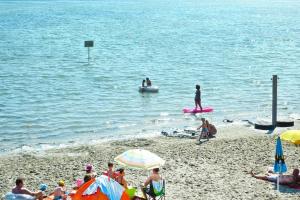 Ein Strand an oder in der Nähe des Ferienhauses