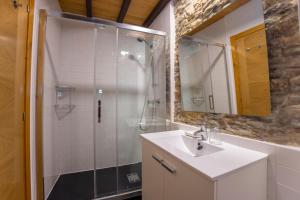 a bathroom with a sink and a shower with a mirror at Casa Jovellanos de Casas Das Figueiras en Ría Eo-Ribadeo in Castropol +41 photos
