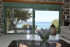 Fotografie z fotogalerie ubytování Sun Senses beach front villa with private beach v destinaci Ayía Marína