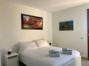 Un dormitorio con una cama blanca con dos almohadas encima. en Il Glicine, en Sestri Levante