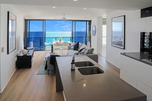 una cucina e un soggiorno con vista sull'oceano di Oracle Broadbeach Tower 1 Lvl 20 Free parking - GC Getaways a Gold Coast