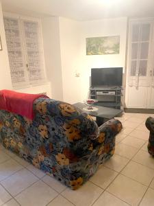 ein Wohnzimmer mit einem Sofa und einem Tisch in der Unterkunft Maison de 2 chambres a Clion in Clion