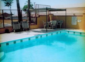 The swimming pool at or close to Regalodge Motel