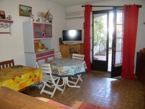 Телевизор и/или развлекательный центр в Réf LS 149 : Studio 4 pers Rés le Trident n°63