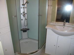 Ванная комната в Réf LS 149 : Studio 4 pers Rés le Trident n°63