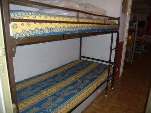 Двухъярусная кровать или двухъярусные кровати в номере Réf LS 149 : Studio 4 pers Rés le Trident n°63