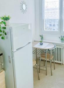 Il comprend une cuisine équipée d'un réfrigérateur blanc et d'une table. dans l'établissement Paris 12mn, Orly 10mn Superbe chambre privée, à Juvisy-sur-Orge