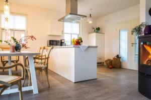 A kitchen or kitchenette at Holiday house, Fuhlendorf