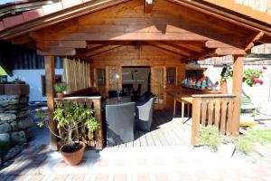 eine hölzerne Pergola mit einem Tisch im Hof in der Unterkunft Ferienhaus Wechner in Häselgehr