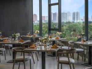 En restaurang eller annat matställe på Fraser Residence Hanoi
