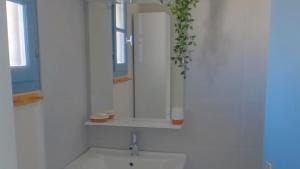 Ванная комната в Réf LS59: Appart 4 pers le Beauduc 51 n°49 +2 фотографии