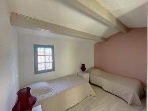 A bed or beds in a room at Réf LS59: Appart 4 pers le Beauduc 51 n°49