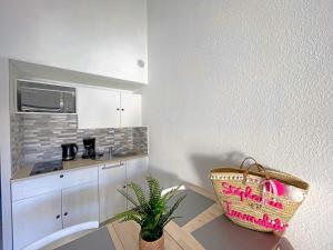 Кухня или мини-кухня в Réf LS59: Appart 4 pers le Beauduc 51 n°49
