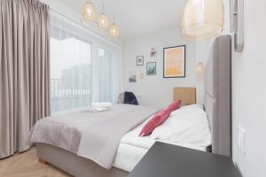 En eller flere senge i et værelse på Mokotów Apartment LUX with Parking by Renters Prestige