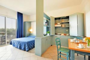 ein Schlafzimmer mit einem Bett und einem Tisch in einem Zimmer in der Unterkunft Apartment in Cecina Mare with outdoor pool in Marina di Cecina