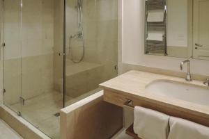 y baño con ducha, lavabo y bañera. en Residence Villa Il Palagio, Rignano sull" Arno, en Rignano sullʼArno