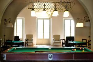 una mesa de billar en una habitación con mesas y sillas en Residence Villa Il Palagio, Rignano sull" Arno, en Rignano sullʼArno