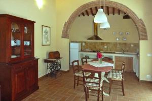 cocina y comedor con mesa y sillas en Holiday home Casa Carla, Ripafratta, en Ripafratta