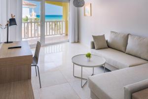 sala de estar con sofá y mesa en Mediterraneo Bay Hotel & Resort, en Roquetas de Mar
