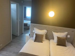 Postel nebo postele na pokoji v ubytování Contact Hôtel Foch