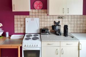 uma cozinha com um fogão e uma bancada em Terraced house, Kaltennordheim em Fischbach