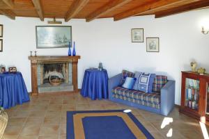 sala de estar con sofá y chimenea en Mill Barcelos - PON03276-U, en Barcelos