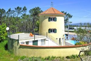 une maison avec une tour et une piscine dans l'établissement Mill Barcelos - PON03276-U, à Barcelos