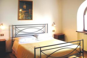 1 dormitorio con 1 cama con una foto en la pared en Apartment in Residence La Ginestra in Montelparo en Montelparo