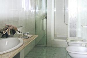 y baño con aseo, lavabo y ducha. en Apartment in Residence La Ginestra in Montelparo en Montelparo