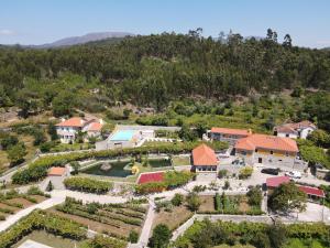 een luchtzicht op een resort met een tuin bij Quinta dos Fangueiros in Riba de Âncora
