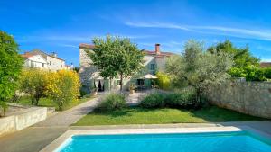 Bazén v ubytování Charming villa Kalu with private pool near Rovinj by WiiBuk nebo v jeho okolí
