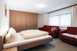 Tempat tidur dalam kamar di Gästehaus Lässer