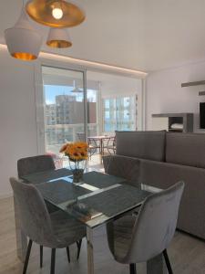 Kuchnia lub aneks kuchenny w obiekcie Apartamento Superior Alay en Puerto Marina playa