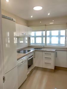 Kuchnia lub aneks kuchenny w obiekcie Apartamento Superior Alay en Puerto Marina playa